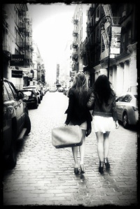 black-and-white-city-friends-friendship-girls-Favim.com-435183